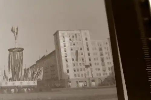 tolles altes Foto mit Negativ - großer Maibaum ?? Flaggen  ? 50-60er Jahre ?