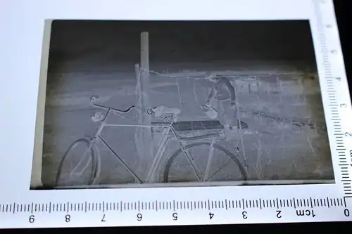 tolles altes Negativ - altes Fahrrad mit interessanter Lampe - 30-40er Jahre 