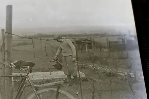 tolles altes Negativ - altes Fahrrad mit interessanter Lampe - 30-40er Jahre