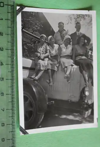 tolles altes Foto - Personen sitzen auf Oldtimer Bus ? 20-30er Jahre