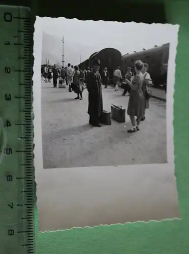 tolles altes Foto - Personen an einem mir unbekannten Bahnhof - 20-30er Jahre ?