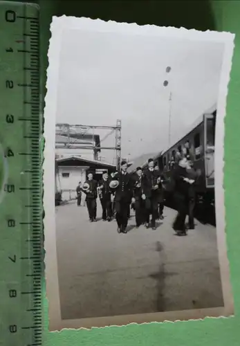 tolles altes Foto - Musikergruppe an einem mir unbekannten Bahnhof