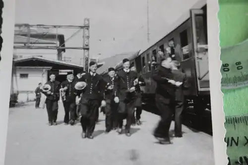 tolles altes Foto - Musikergruppe an einem mir unbekannten Bahnhof