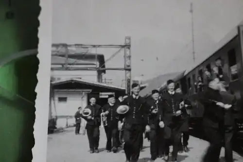 tolles altes Foto - Musikergruppe an einem mir unbekannten Bahnhof