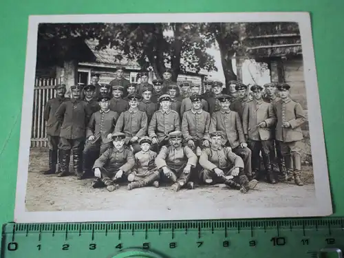 tolles altes Foto - Gruppenfoto Soldaten mit kleinen Jungen in Uniform
