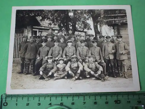 tolles altes Foto - Gruppenfoto Soldaten mit kleinen Jungen in Uniform 