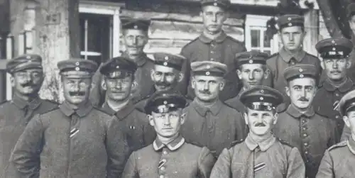 tolles altes Foto - Gruppenfoto Soldaten mit kleinen Jungen in Uniform