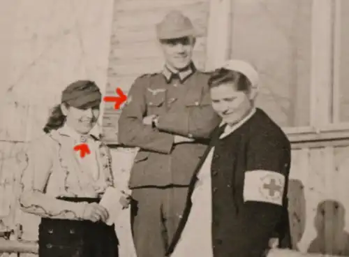 tolles altes Foto -  Gebirgsjäger mit zwei Krankenschwestern