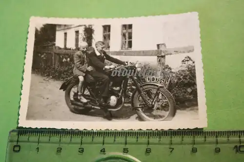 tolles altes Foto -  Jungs auf Oldtimer Motorrad  - Marke ??? - 30-40er Jahre