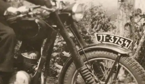 tolles altes Foto -  Jungs auf Oldtimer Motorrad  - Marke ??? - 30-40er Jahre