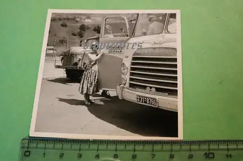 tolles altes Foto - Frau posiert am Reisebus Setra Kässbohrer  und LKW 50er Jahr
