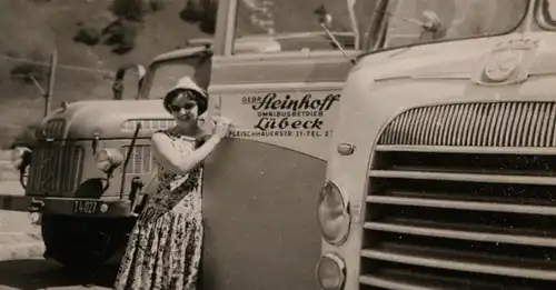 tolles altes Foto - Frau posiert am Reisebus Setra Kässbohrer  und LKW 50er Jahr