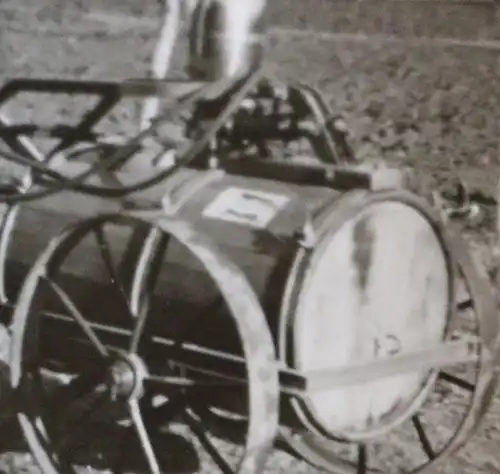 tolles altes Foto - mir unbekanntes landwirtschaftliches Gerät ??