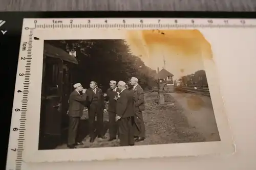 tolles altes Foto  Gruppe Studenten ? an einem Bahnhof - 30-40er Jahre ?