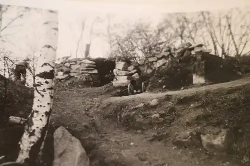 interessantes altes Foto - Kinder spielen Krieg - Bunker 1941