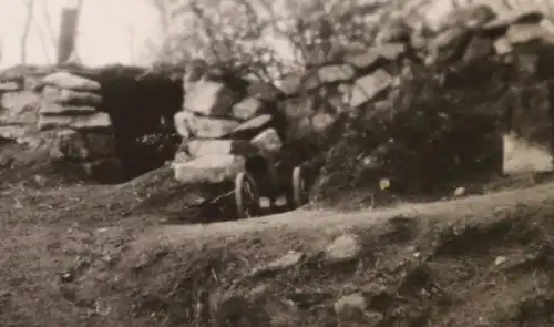 interessantes altes Foto - Kinder spielen Krieg - Bunker 1941