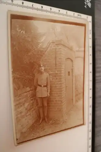 tolles altes Foto - Portrait eines Soldaten mit Verwundetenabzeichen  