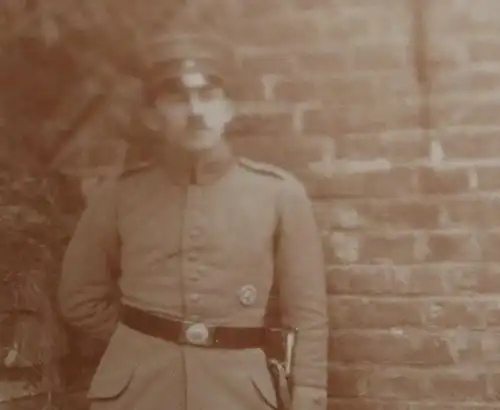 tolles altes Foto - Portrait eines Soldaten mit Verwundetenabzeichen