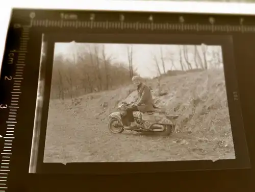 tolles altes Negativ - Mann posiert mit seinem Motorroller Marke ??? 60er Jahre?