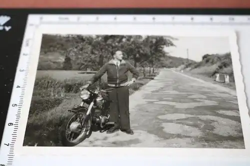 tolles altes Foto - Mann posiert mit Oldtimer Motorrad  auf Landstrasse Marke ??