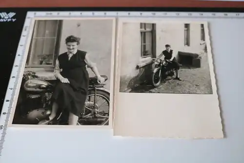 zwei tolle alte Fotos - Frau posiert  mit Oldtimer Motorrad Triumpf - 50-60er Ja