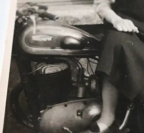 zwei tolle alte Fotos - Frau posiert  mit Oldtimer Motorrad Triumpf - 50-60er Ja