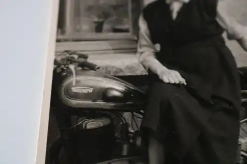 zwei tolle alte Fotos - Frau posiert  mit Oldtimer Motorrad Triumpf - 50-60er Ja