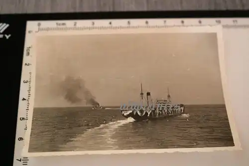 tolles altes Foto -  Transportschiff Werdenfels mit Tarnmuster  mit Begleitboot 