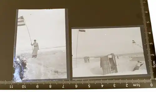 zwei tolle alte Negative Strand Strandkorb , Frau mit Fahne - 3040er Jahre