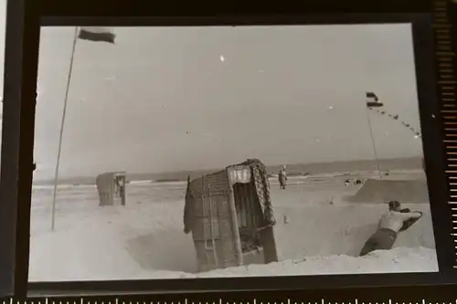 zwei tolle alte Negative Strand Strandkorb , Frau mit Fahne - 3040er Jahre