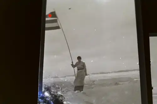 zwei tolle alte Negative Strand Strandkorb , Frau mit Fahne - 3040er Jahre