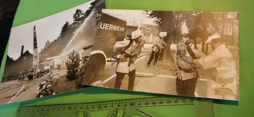 zwei tolle alte Fotos - DDR Feuerwehr mit Leiterwagen 