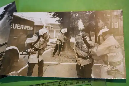 zwei tolle alte Fotos - DDR Feuerwehr mit Leiterwagen