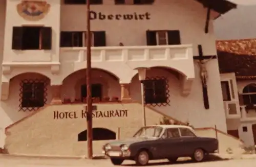 tolles altes Foto - Hotel Restaurant  Oberwirt mit Oldtimer davor - 1967