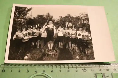 tolles altes Foto -  Gruppe Kinder mit Zylinder am singen - 30-50er Jahre ?