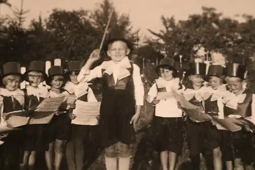 tolles altes Foto -  Gruppe Kinder mit Zylinder am singen - 30-50er Jahre ?