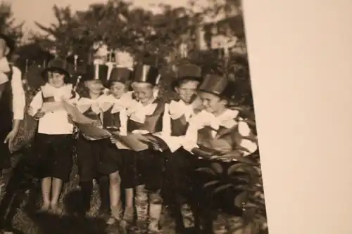 tolles altes Foto -  Gruppe Kinder mit Zylinder am singen - 30-50er Jahre ?