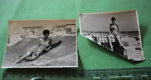 zwei tolle alte Fotos - hübsche Frau am Strand im Bikini - 50-60er Jahre ???