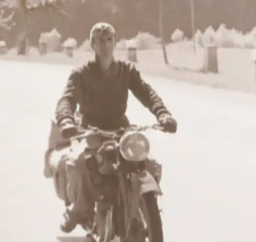 tolles altes Negativ - Motorradfahrer -  Oldtimer Motorrad unterwegs
