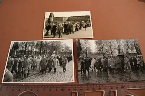 drei tolle alte Fotos - 1. Mai Demostrationen - 1954, 1962 und 1963 - DDR ?