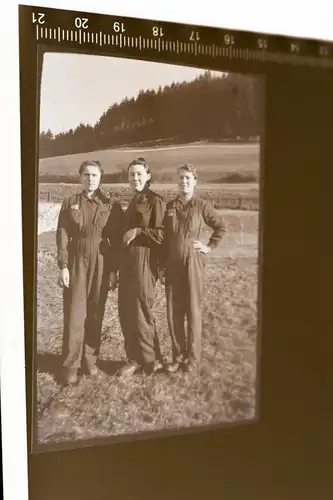 tolles altes Negativ - drei hübsche Mädels in Arbeits-Overall ? Helferinnen ?? 