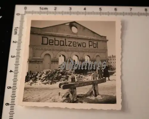 interessantes altes Foto - Ruine Bahnhof ? Debalzewo Ukraine - deutsche Soldaten
