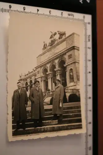 tolles altes Foto - drei Männer posieren vor einem Denkmal - Wien ? 30-40er Jah