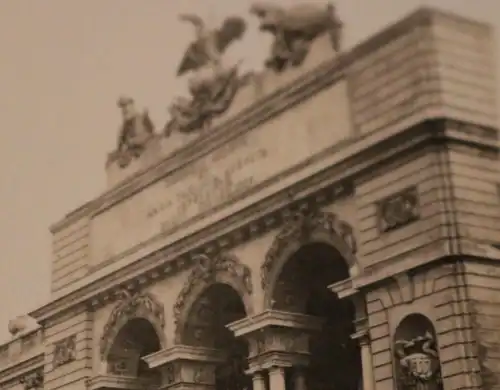 tolles altes Foto - drei Männer posieren vor einem Denkmal - Wien ? 30-40er Jah