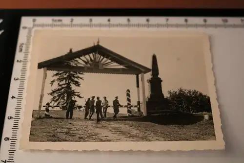 tolles altes Foto -  Soldaten - Grenzposten ??  Grenze ?? Denkmal