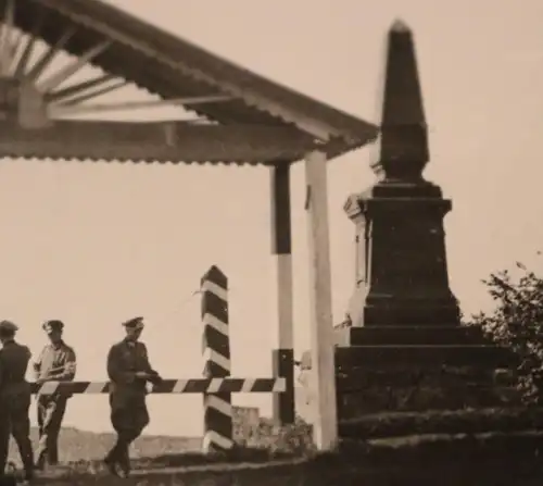 tolles altes Foto -  Soldaten - Grenzposten ??  Grenze ?? Denkmal