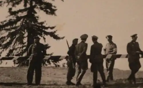 tolles altes Foto -  Soldaten - Grenzposten ??  Grenze ?? Denkmal