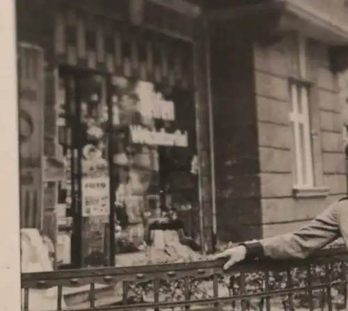 tolles altes Foto   Soldat posiert vor einem Seifen Geschäft ?  - Ort ???