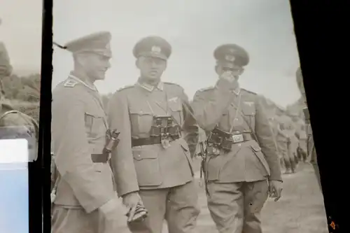 9 tolle alte Negative Soldaten mit Fernglas , Ausbildung ? Aufklärungsabteilung?