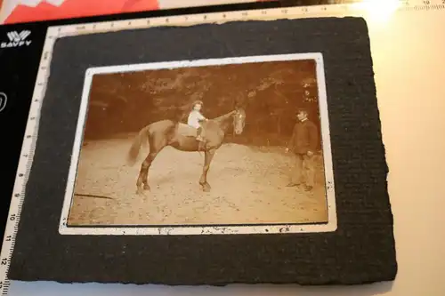 tolles altes Foto - kleiner Junge auf einem Pferd - 1900-1920 ???